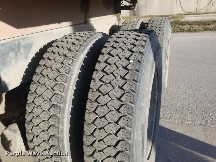 image for item EE9263 1996 Ford LNT8000 vacuum truck