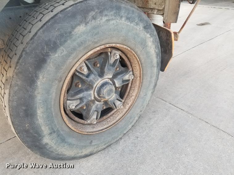 image for item EE9263 1996 Ford LNT8000 vacuum truck