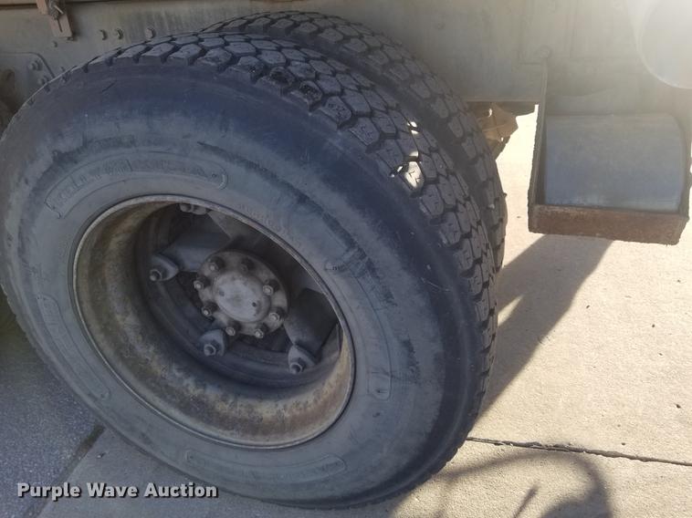 image for item EE9263 1996 Ford LNT8000 vacuum truck