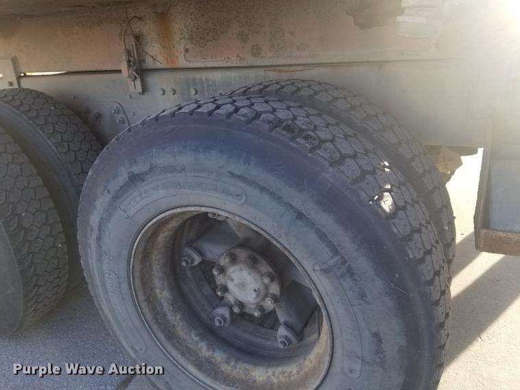 image for item EE9263 1996 Ford LNT8000 vacuum truck