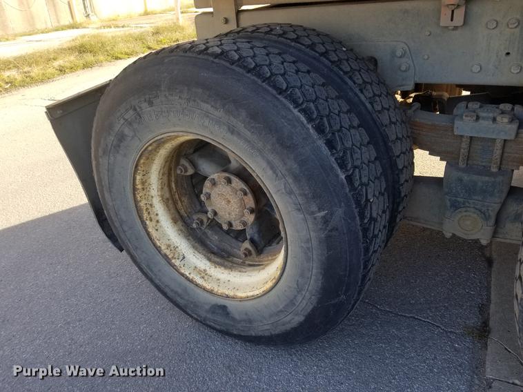 image for item EE9263 1996 Ford LNT8000 vacuum truck