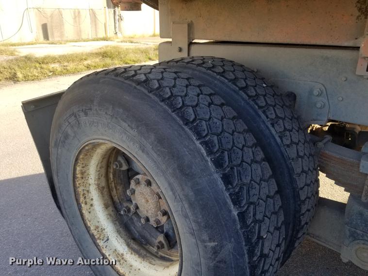 image for item EE9263 1996 Ford LNT8000 vacuum truck