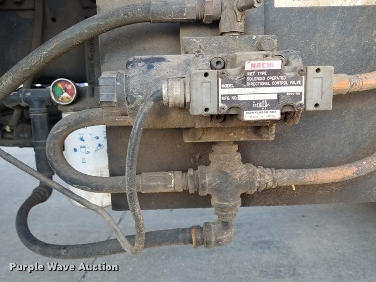 image for item EE9263 1996 Ford LNT8000 vacuum truck