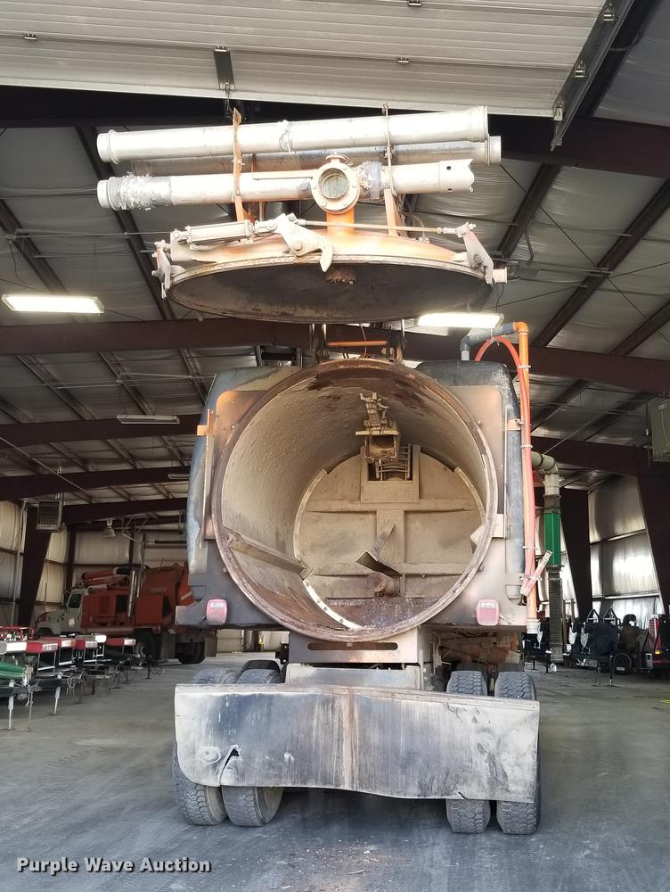 image for item EE9263 1996 Ford LNT8000 vacuum truck