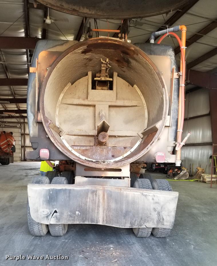 image for item EE9263 1996 Ford LNT8000 vacuum truck