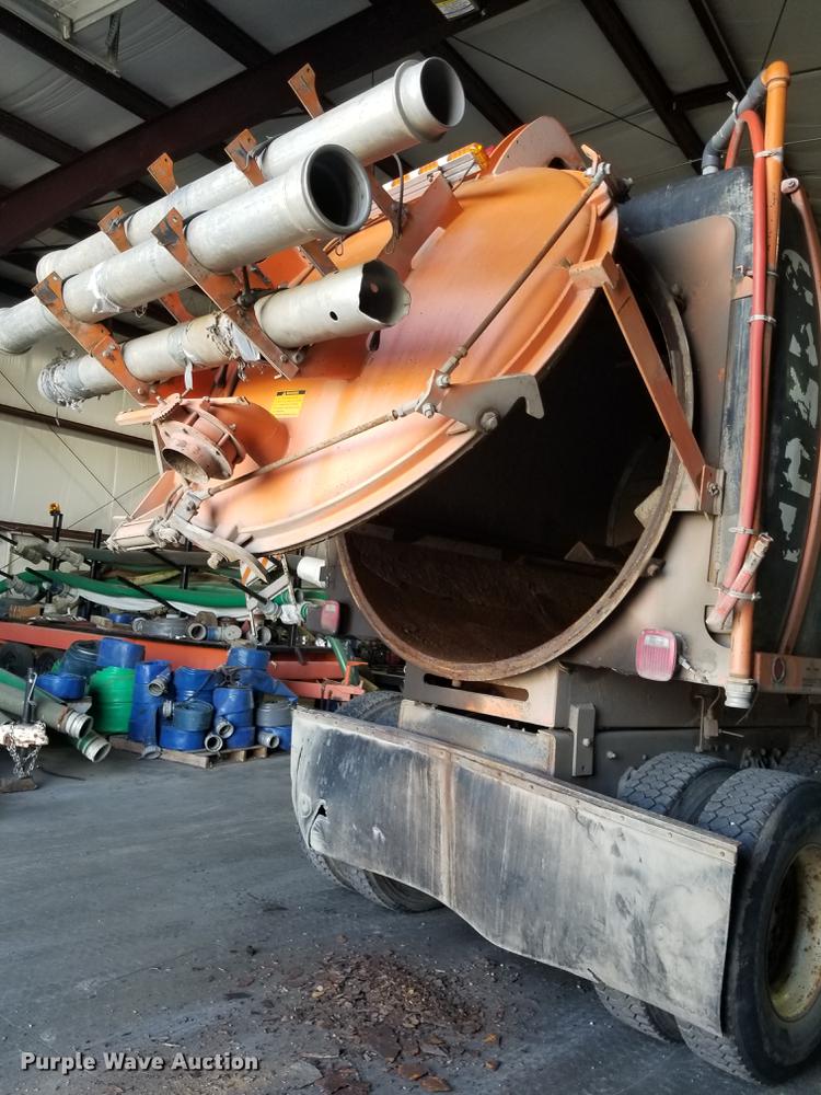 image for item EE9263 1996 Ford LNT8000 vacuum truck