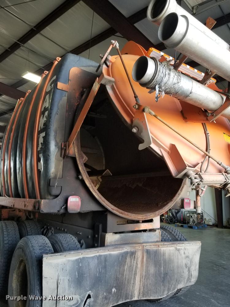 image for item EE9263 1996 Ford LNT8000 vacuum truck