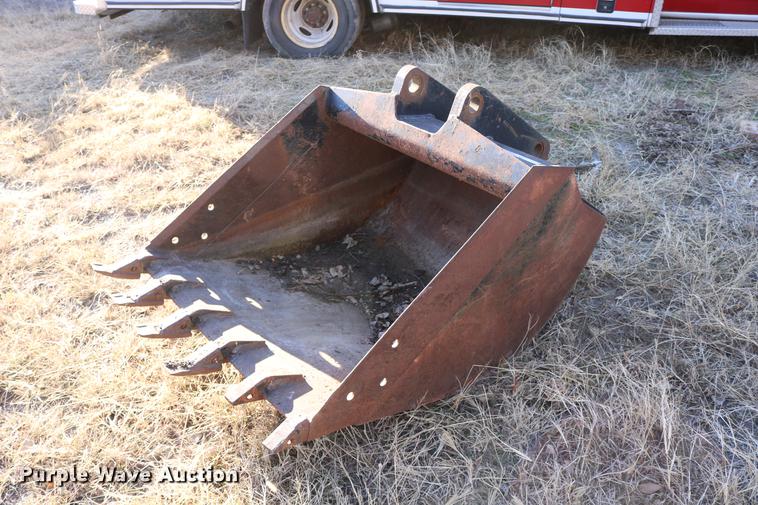 image for item EE9924 36"W bucket