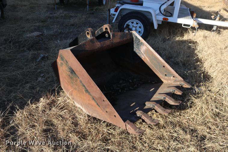 image for item EE9924 36"W bucket