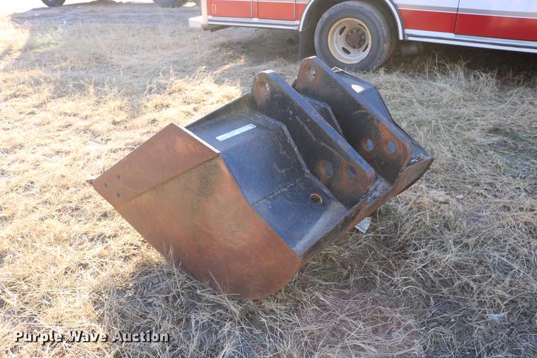 image for item EE9924 36"W bucket