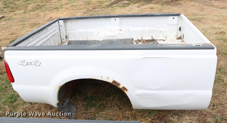 image for item EE9969 2007 Ford F250 pickup truck bed