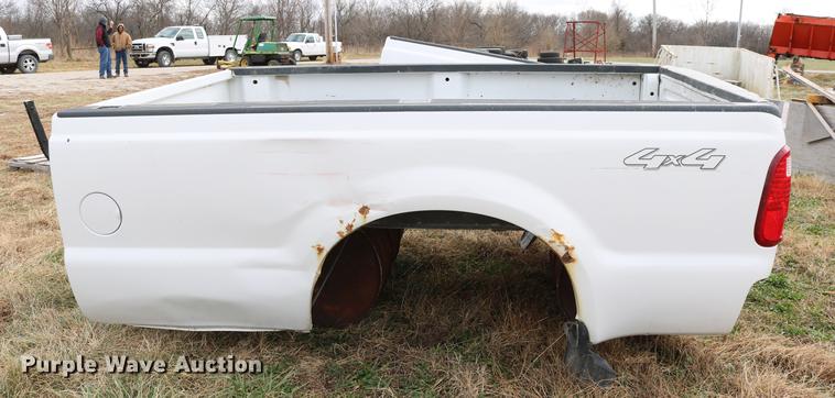 image for item EE9969 2007 Ford F250 pickup truck bed