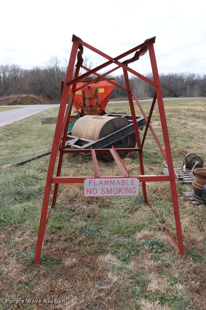 image for item EE9978 Fuel tank stand