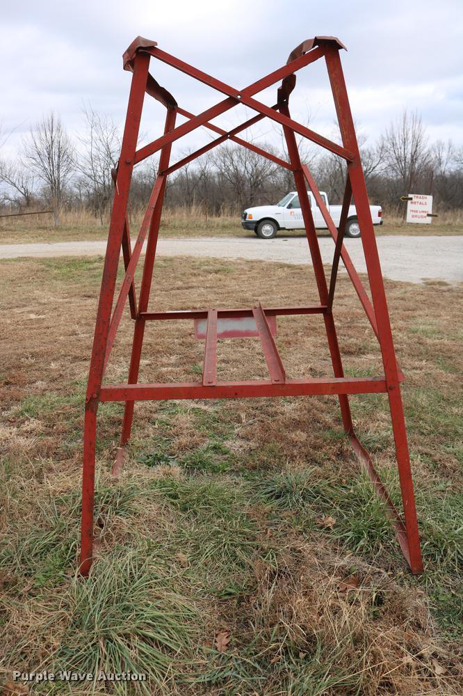 image for item EE9978 Fuel tank stand