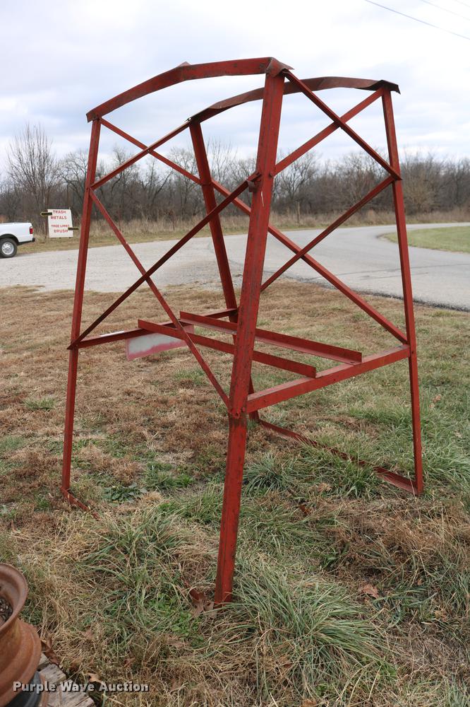 image for item EE9978 Fuel tank stand