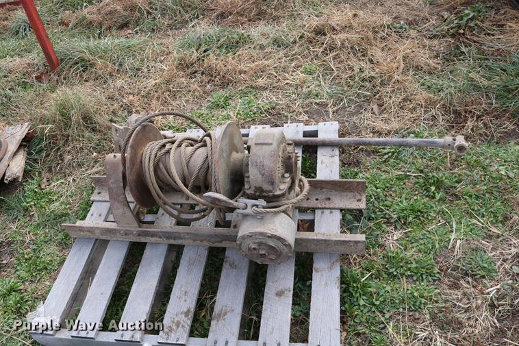 image for item EE9979 Tulsa winch