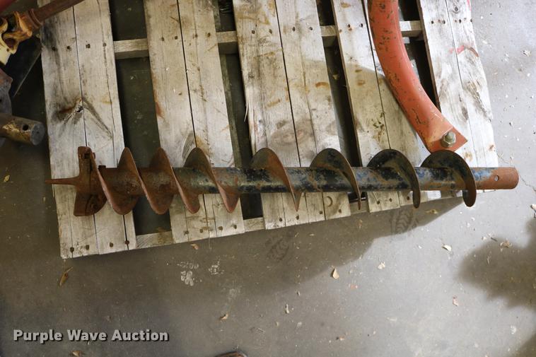 Tractor Supply auger in Leavenworth, KS Item EE9996 sold Purple Wave
