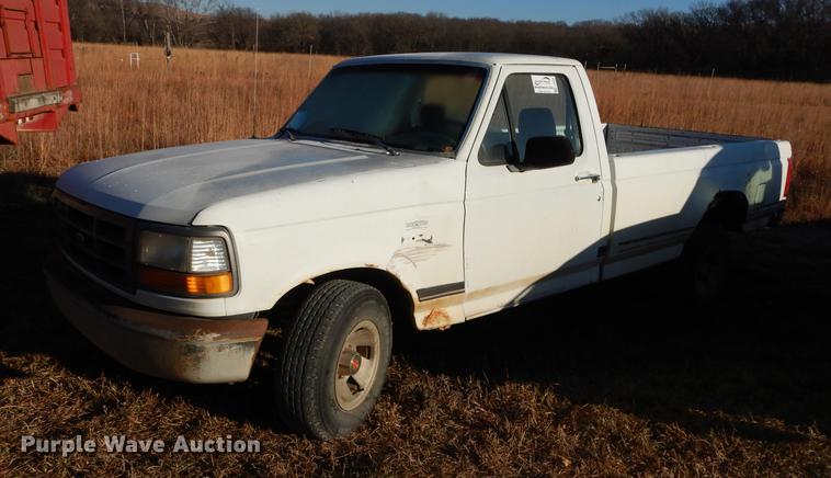 image for item J5545 1993 Ford F150 XL pickup truck