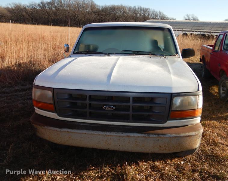 image for item J5545 1993 Ford F150 XL pickup truck