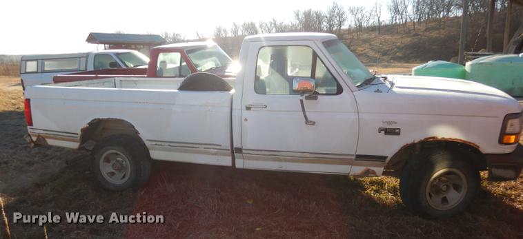 image for item J5545 1993 Ford F150 XL pickup truck