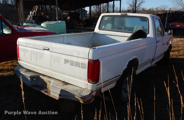 image for item J5545 1993 Ford F150 XL pickup truck