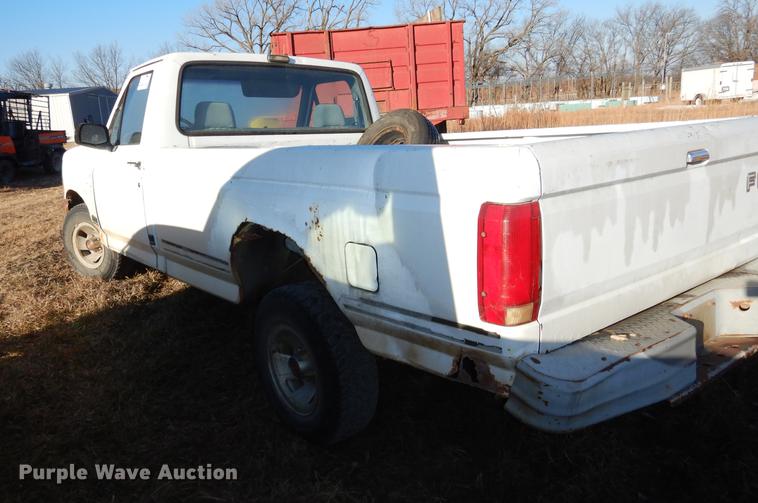image for item J5545 1993 Ford F150 XL pickup truck