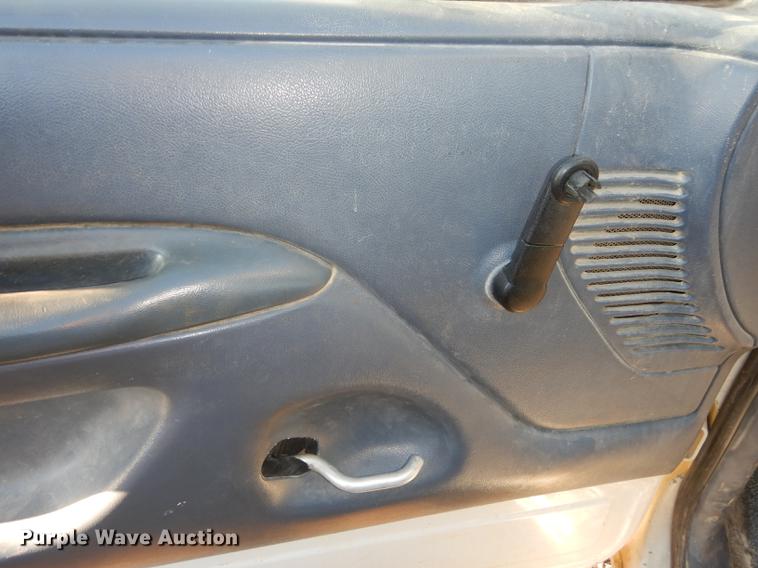 image for item J5545 1993 Ford F150 XL pickup truck