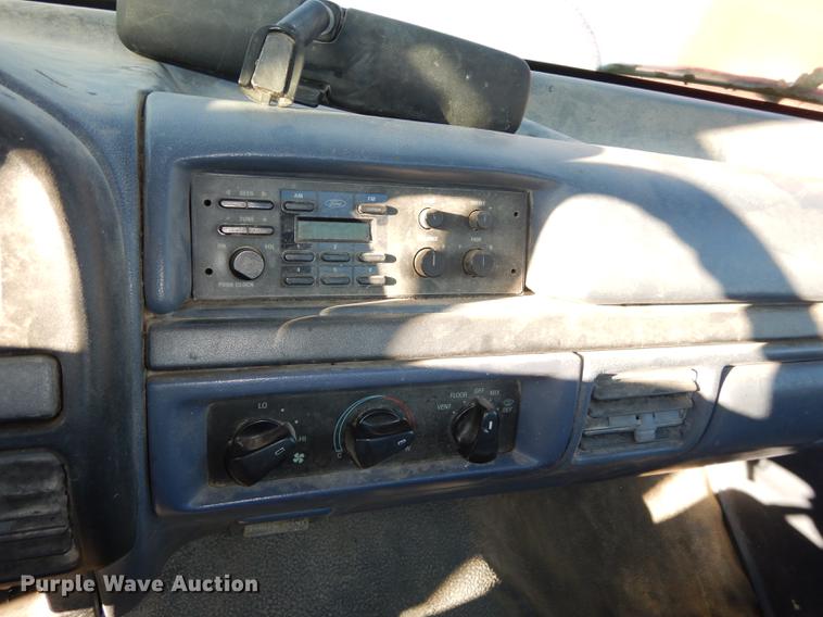 image for item J5545 1993 Ford F150 XL pickup truck