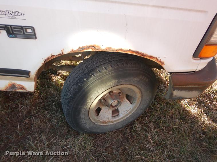 image for item J5545 1993 Ford F150 XL pickup truck