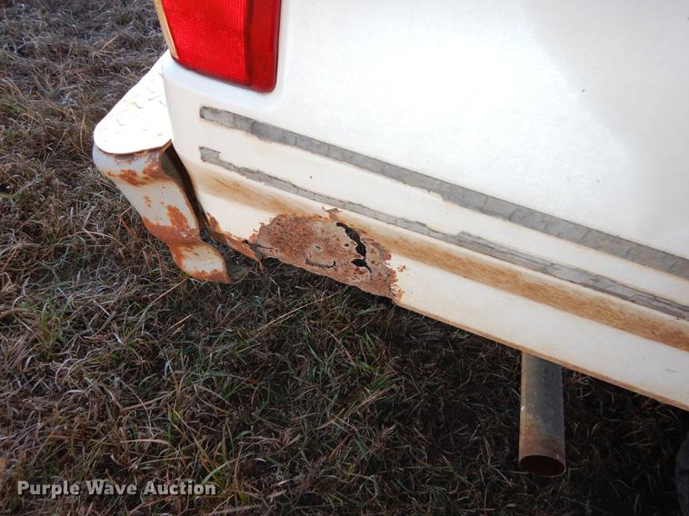 image for item J5545 1993 Ford F150 XL pickup truck