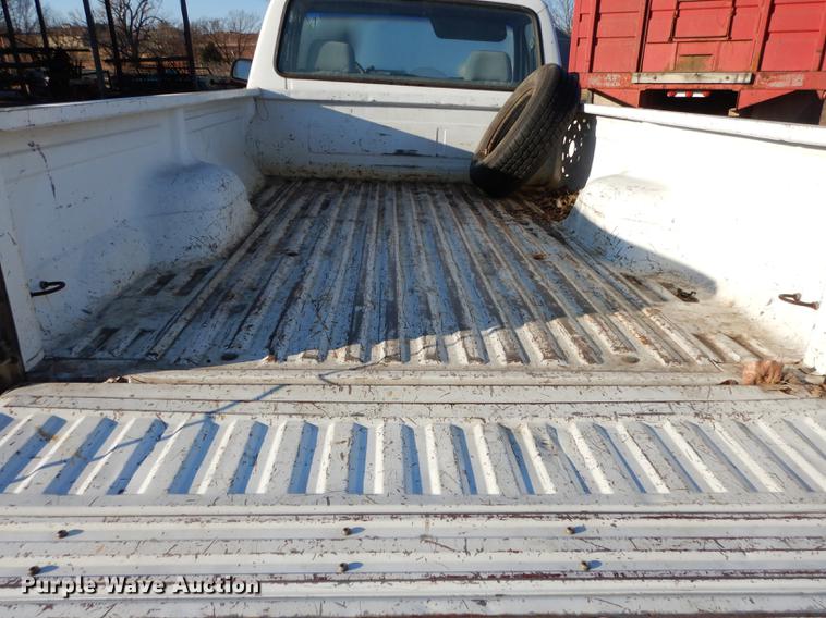 image for item J5545 1993 Ford F150 XL pickup truck