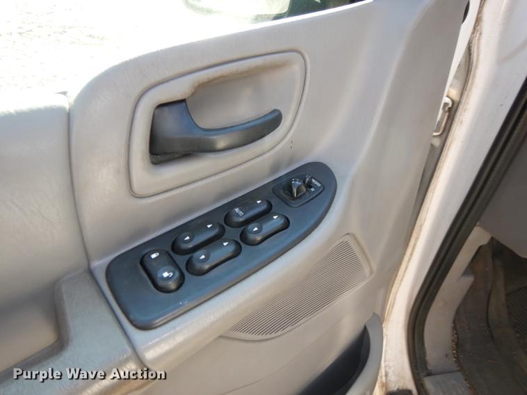 image for item J5583 2001 Ford Windstar LX van