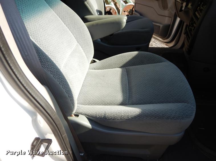 image for item J5583 2001 Ford Windstar LX van