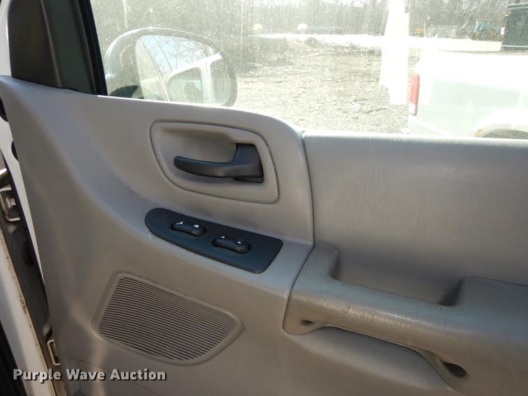 image for item J5583 2001 Ford Windstar LX van