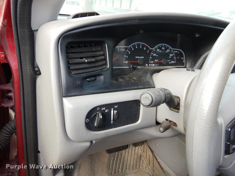 image for item J5585 2000 Ford Windstar van