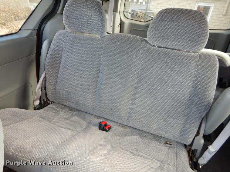 image for item J5585 2000 Ford Windstar van