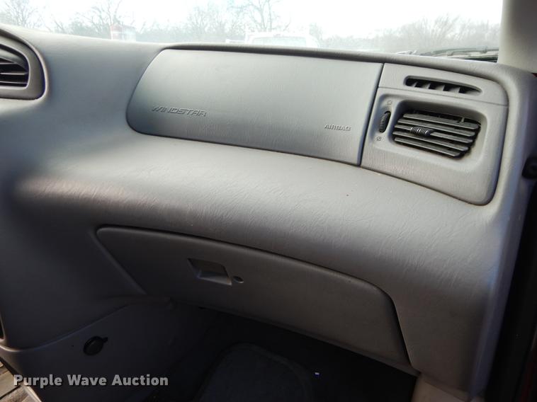image for item J5585 2000 Ford Windstar van