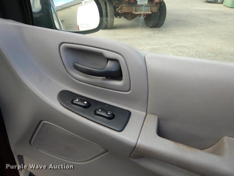 image for item J5585 2000 Ford Windstar van