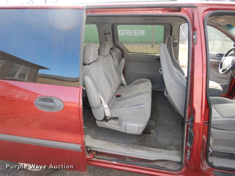 image for item J5585 2000 Ford Windstar van