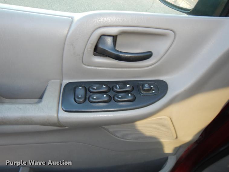 image for item J5593 2000 Ford Windstar van