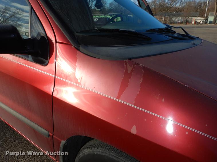 image for item J5593 2000 Ford Windstar van