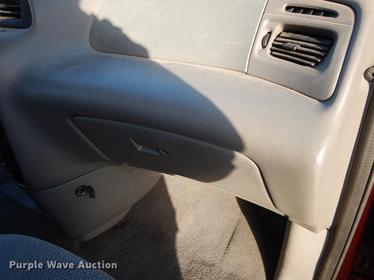 image for item J5593 2000 Ford Windstar van