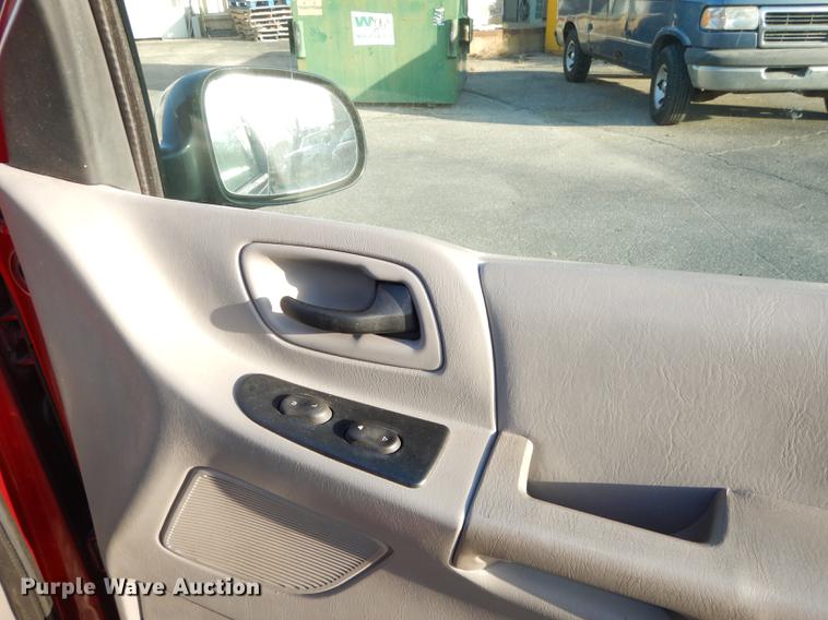 image for item J5593 2000 Ford Windstar van