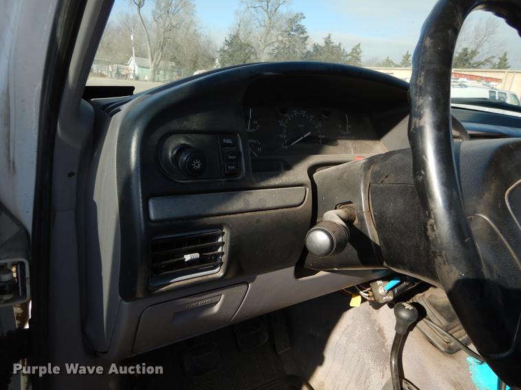 image for item J5630 1995 Ford F250 XL pickup truck