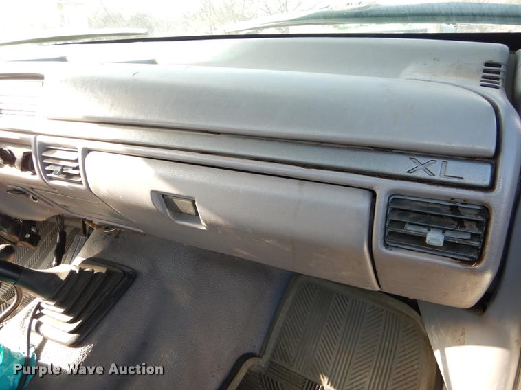 image for item J5630 1995 Ford F250 XL pickup truck