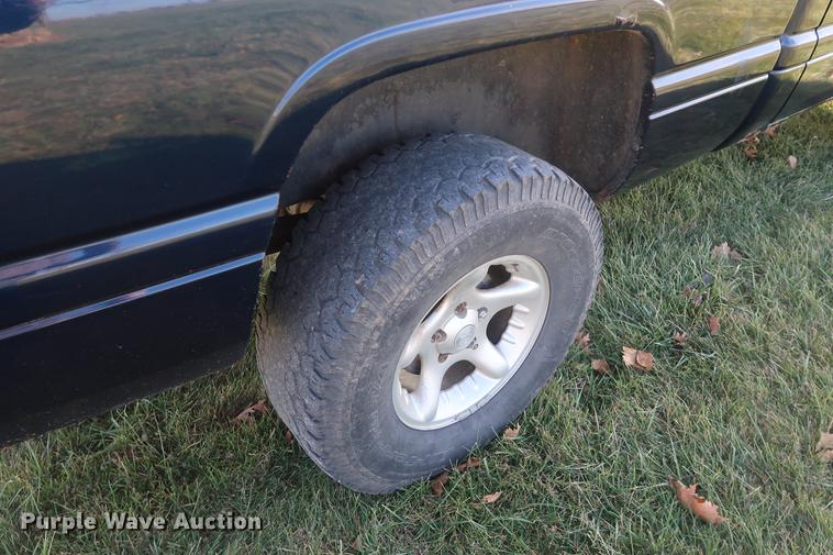 image for item AX9034 2000 Dodge Ram 1500 pickup truck