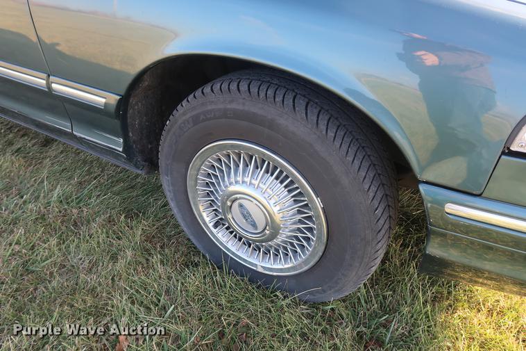 image for item AX9038 1996 Ford Crown Victoria