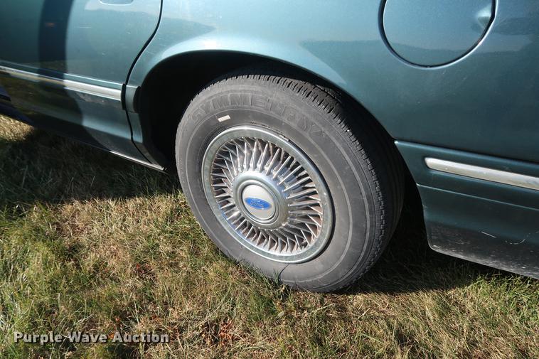 image for item AX9038 1996 Ford Crown Victoria