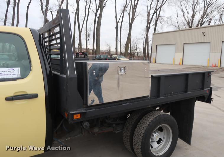 image for item DA6564 2009 Chevrolet Silverado 3500 Crew Cab flatbed pickup truck