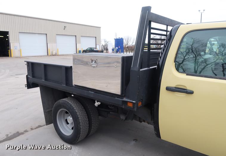 image for item DA6564 2009 Chevrolet Silverado 3500 Crew Cab flatbed pickup truck